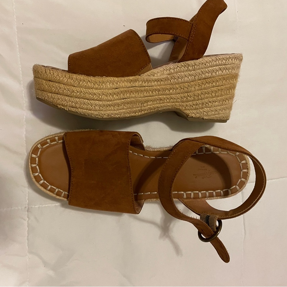 Universal thread chunky sandals
